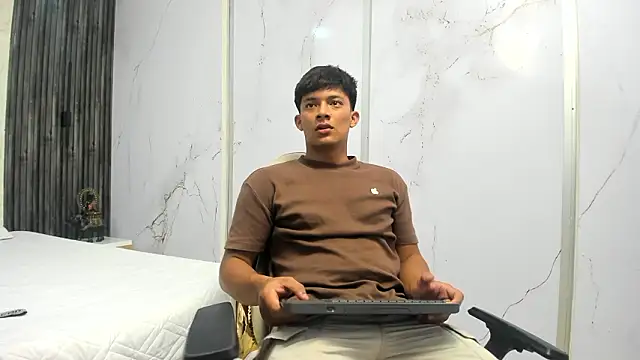 Snapshot of Andeuw__ chatting on March 29, 2:22 am Andeuw online show from March 29, 2:22 am