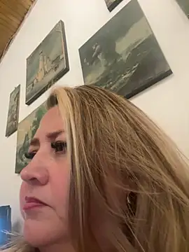 Snapshot of Martinacurvy_ chatting on April 8, 12:32 am Martinacurvy online show from April 8, 12:32 am