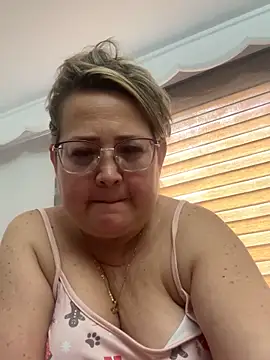 Snapshot of Martinacurvy_ chatting on April 12, 6:46 pm Martinacurvy online show from April 12, 6:46 pm