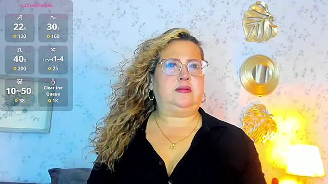 Snapshot of Martinacurvy_ chatting on April 15, 10:55 am Martinacurvy online show from April 15, 10:55 am