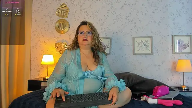 Snapshot of Martinacurvy_ chatting on June 5, 10:43 am Martinacurvy online show from June 5, 10:43 am