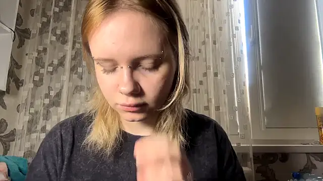 Snapshot of KrystenHoye chatting on March 27, 8:26 am KrystenHoye online show from March 27, 8:26 am