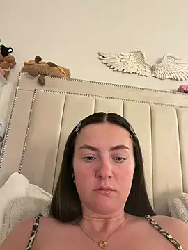 LolaSkyee online show from April 27, 6:22 am