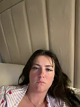 LolaSkyee online show from May 8, 6:30 am