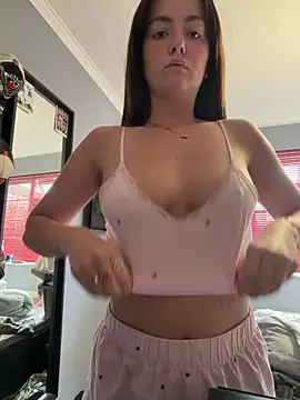 LolaSkyee online show from June 10, 6:23 am