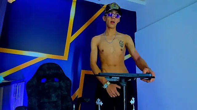 Snapshot of dante_brown_555 chatting on April 1, 5:19 am dante brown 555 online show from April 1, 5:19 am