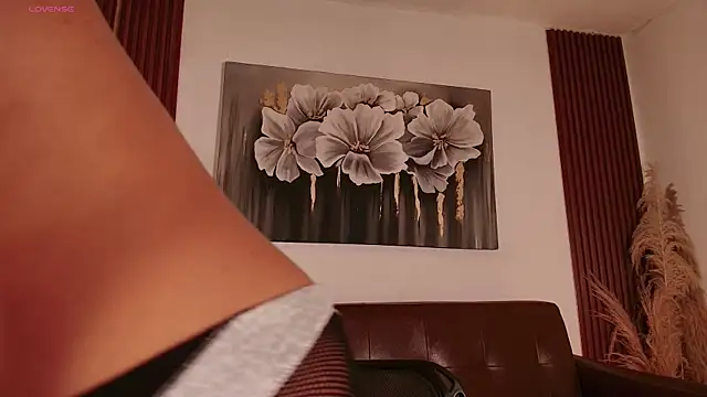 Snapshot of Hilaryebony_ chatting on July 9, 8:02 pm Hilaryebony online show from July 9, 8:02 pm