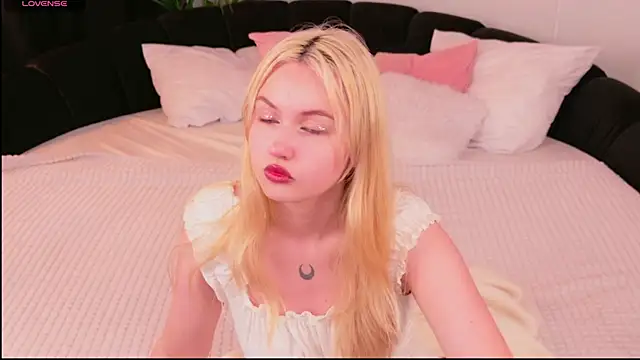 Lilly Eyes online show from July 9, 1:59 pm