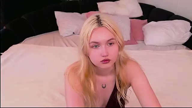 Lilly Eyes online show from July 13, 1:47 pm