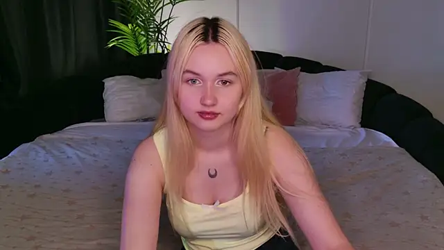 Lilly Eyes online show from August 4, 1:57 pm