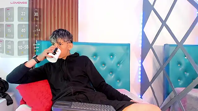 Snapshot of Tommy_Fox chatting on April 27, 1:09 pm Tommy Fox online show from April 27, 1:09 pm