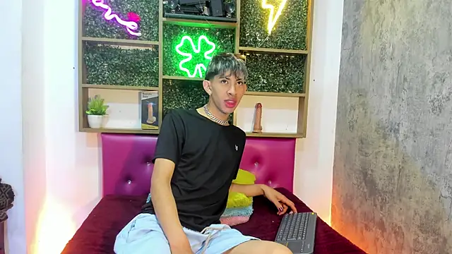 Snapshot of Tommy_Fox chatting on April 28, 1:27 pm Tommy Fox online show from April 28, 1:27 pm