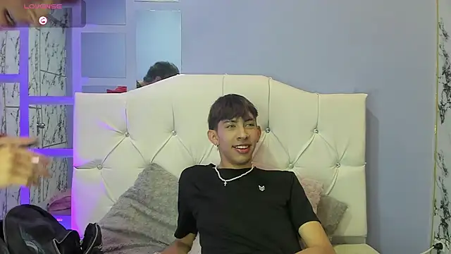 Snapshot of Tommy_Fox chatting on July 24, 3:37 am Tommy Fox online show from July 24, 3:37 am