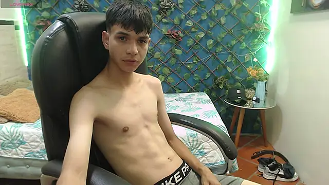 Snapshot of maxim_rod chatting on April 9, 3:50 am maxim rod online show from April 9, 3:50 am