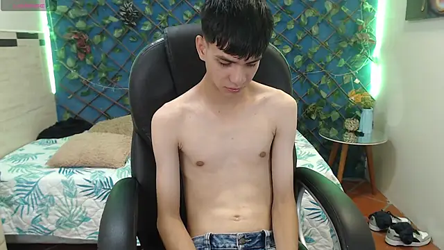 Snapshot of maxim_rod chatting on April 10, 3:45 am maxim rod online show from April 10, 3:45 am