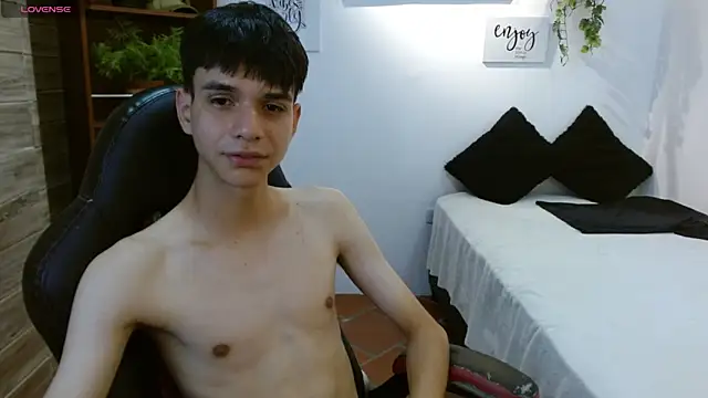 Snapshot of maxim_rod chatting on April 21, 2:15 am maxim rod online show from April 21, 2:15 am