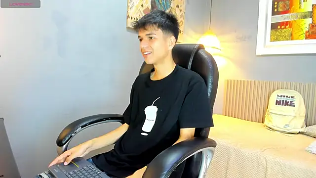 Snapshot of maxim_rod chatting on June 6, 12:32 pm maxim rod online show from June 6, 12:32 pm