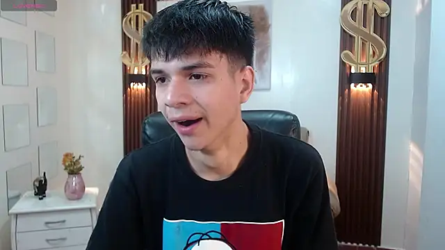 Snapshot of maxim_rod chatting on June 7, 11:25 am maxim rod online show from June 7, 11:25 am