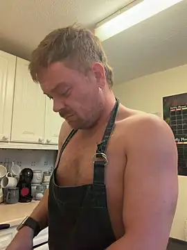 Snapshot of FarmingMangler chatting on March 28, 6:29 pm FarmingMangler online show from March 28, 6:29 pm