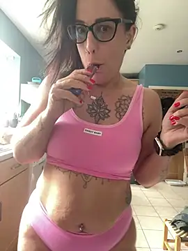 Snapshot of IvyBelleMilf chatting on April 14, 11:49 am IvyBelleMilf online show from April 14, 11:49 am