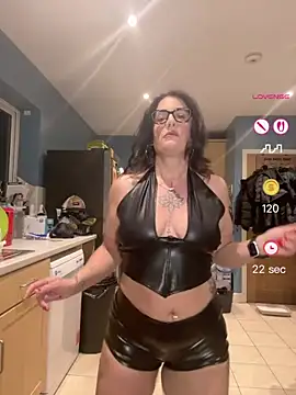 Snapshot of IvyBelleMilf chatting on April 27, 9:02 pm IvyBelleMilf online show from April 27, 9:02 pm