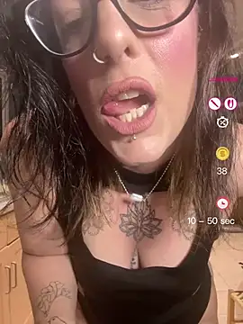 Snapshot of IvyBelleMilf chatting on April 29, 9:32 pm IvyBelleMilf online show from April 29, 9:32 pm