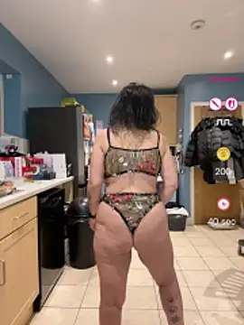 Snapshot of IvyBelleMilf chatting on May 19, 9:10 pm IvyBelleMilf online show from May 19, 9:10 pm
