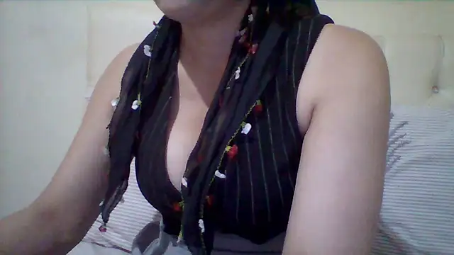 Snapshot of busex25 chatting on August 6, 8:55 pm busex25 online show from August 6, 8:55 pm