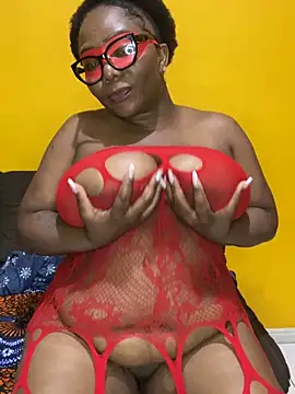 Snapshot of BoobsQueeen chatting on May 16, 2:30 am BoobsQueeen online show from May 16, 2:30 am