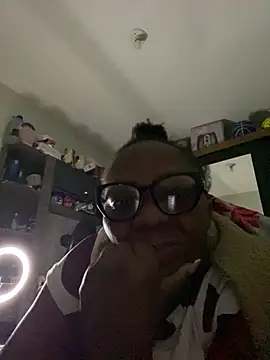 Snapshot of BoobsQueeen chatting on June 3, 7:11 am BoobsQueeen online show from June 3, 7:11 am