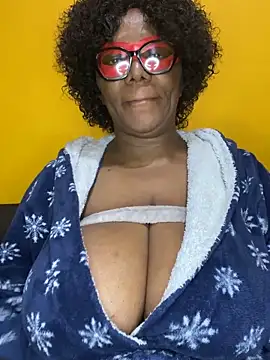 Snapshot of BoobsQueeen chatting on June 9, 2:56 am BoobsQueeen online show from June 9, 2:56 am