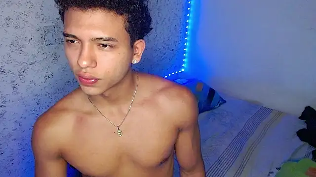 Snapshot of tonydesire_ chatting on June 13, 7:23 pm tonydesire online show from June 13, 7:23 pm
