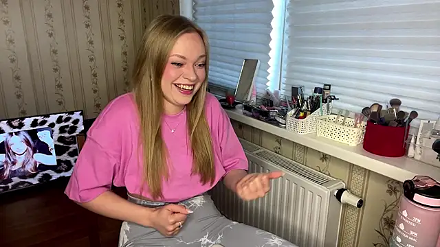 Snapshot of LolaZola chatting on March 30, 11:33 am LolaZola online show from March 30, 11:33 am