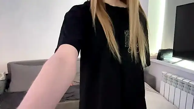 Snapshot of KatrineDrea chatting on April 10, 2:22 pm KatrineDrea online show from April 10, 2:22 pm