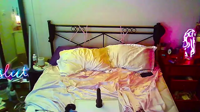 courtney1982 online show from May 31, 9:05 am