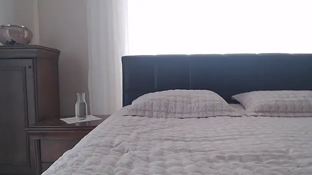 milfhoneynaz online show from July 26, 3:19 pm