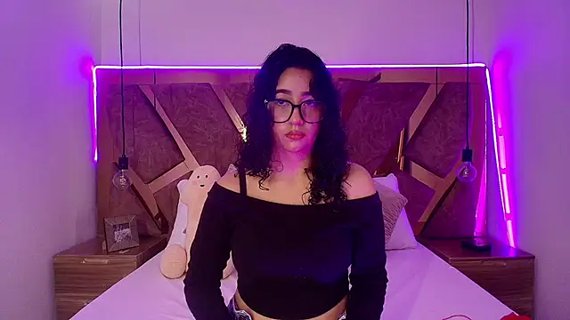 bella swwan  online show from June 9, 1:45 pm