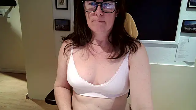 Snapshot of CuriousMadame chatting on April 18, 11:58 am CuriousMadame online show from April 18, 11:58 am