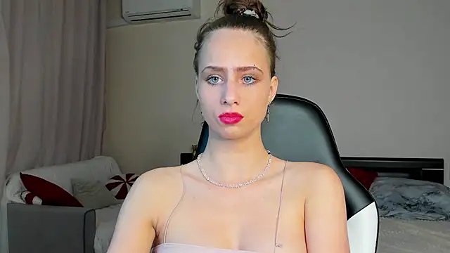 LoveBettie online show from July 10, 2:52 pm