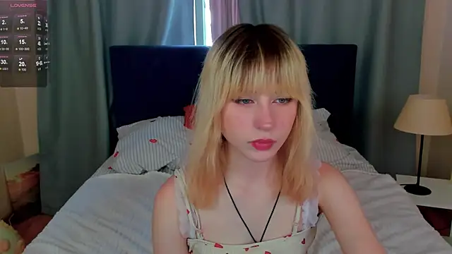 Snapshot of MiaKimiko chatting on June 8, 1:39 am MiaKimiko online show from June 8, 1:39 am