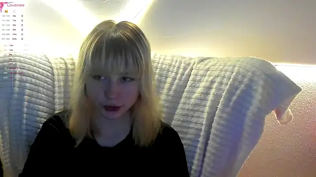 Snapshot of MiaKimiko chatting on June 9, 2:01 am MiaKimiko online show from June 9, 2:01 am