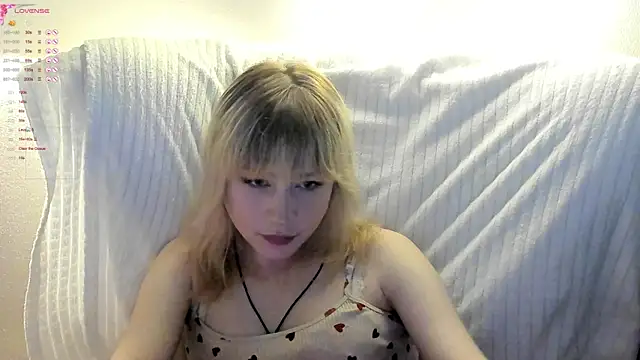 Snapshot of MiaKimiko chatting on June 13, 1:25 am MiaKimiko online show from June 13, 1:25 am