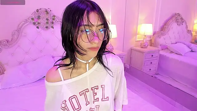 Snapshot of EstherValliere chatting on April 11, 1:26 pm EstherValliere online show from April 11, 1:26 pm