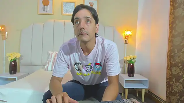 Snapshot of justinschneider chatting on April 4, 7:33 pm justinschneider online show from April 4, 7:33 pm