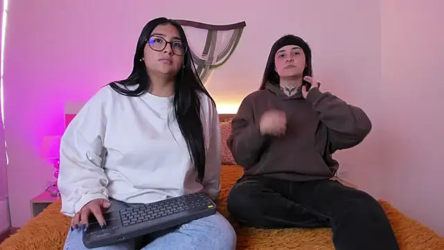 Elisa n Emma online show from April 1, 8:06 pm