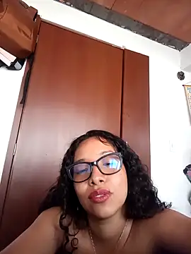 Snapshot of Wolfamara chatting on April 30, 8:57 pm Wolfamara online show from April 30, 8:57 pm
