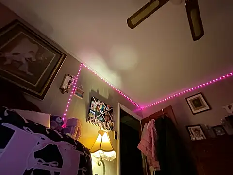 Snapshot of HollyBurst chatting on April 8, 2:33 am HollyBurst online show from April 8, 2:33 am