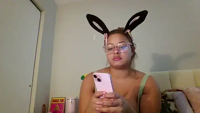 Snapshot of madzbailey chatting on April 6, 4:46 am madzbailey online show from April 6, 4:46 am