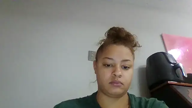 Snapshot of madzbailey chatting on April 9, 3:28 pm madzbailey online show from April 9, 3:28 pm