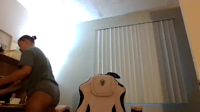 Snapshot of madzbailey chatting on May 29, 11:58 pm madzbailey online show from May 29, 11:58 pm